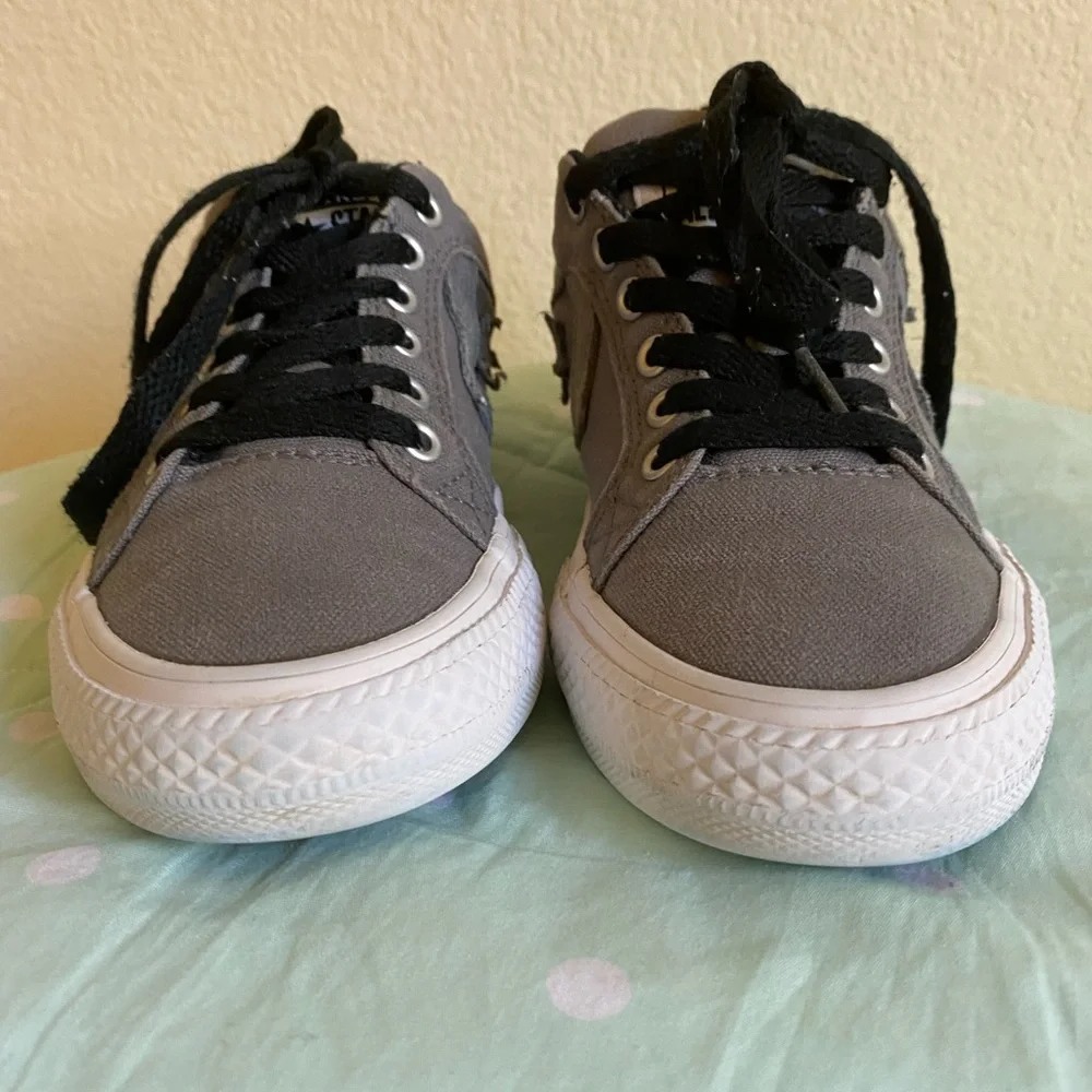 Unisex Kids Gray Converse size 2.